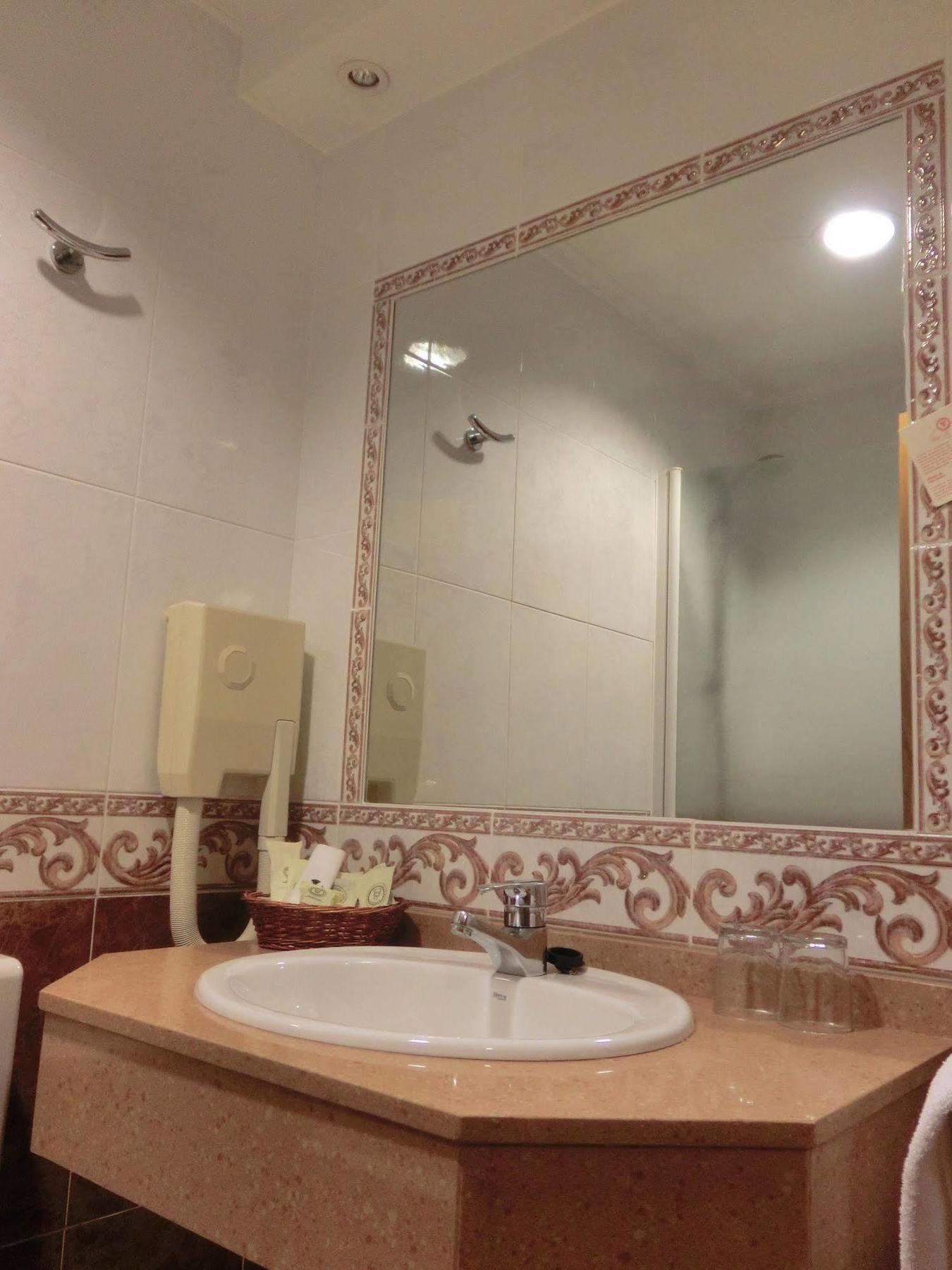 Hotel Las Ruedas Laredo Exterior photo